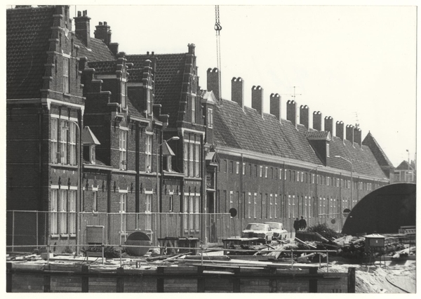 Warmoezierstraat, met loopbruggetje, gezien richting Prinsegracht