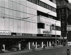 We kijken in ongeveer 1980 naar de Grote Marktstraat alwaar Coste