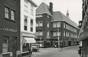 Westeinde 51-41,links de Vleerstraat,Maessen op de hoek,rechts de