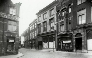 Westeinde ter hoogte van de verbrede Jan Hendrikstraat,rechts nr.