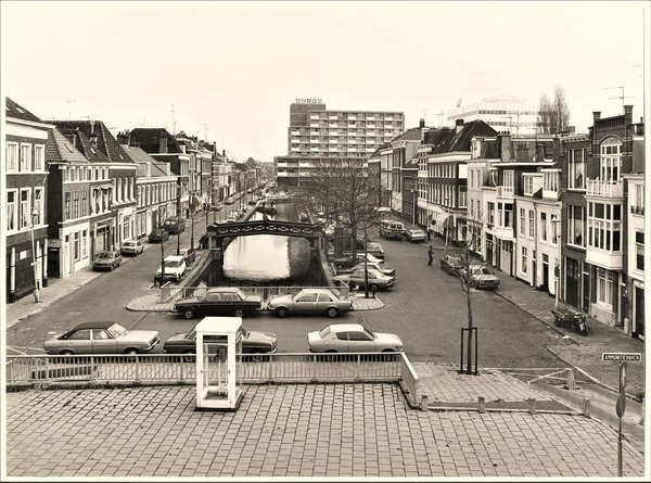 Zwarteweg 87-66 (rechts) en Boomsluiterskade 388-300 (links, voor