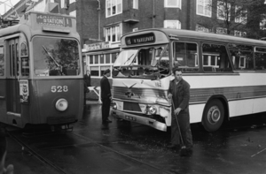 528 met een vernaggelde M&K-bus bij hoek Stadionweg-Amstelveensew