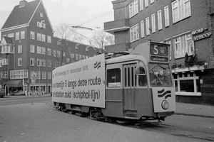 Deze drie asser wordt in 1978 als rijdende reclamezuil gebruikt. 