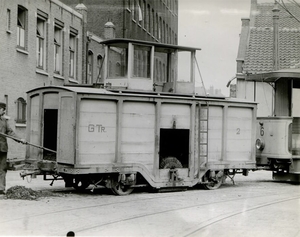 remise Nieuwe Achtergracht in Amsterdam. Ook de motorwagen, recht