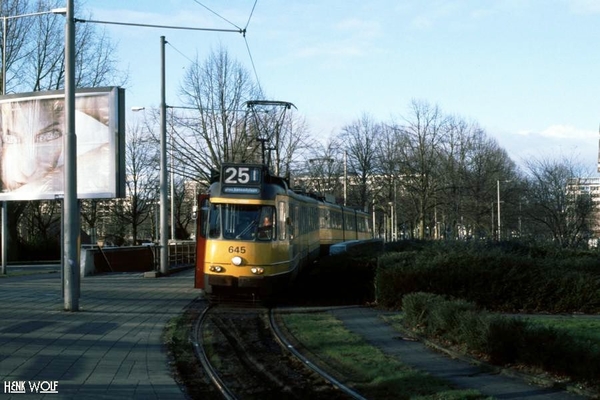 De Amsterdamse tramlijn 25 bij de keerlus aan de President Kenned