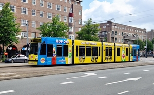 GVB 2101 is dorstopwekkend bezig op het Victorieplein.04-07-2021