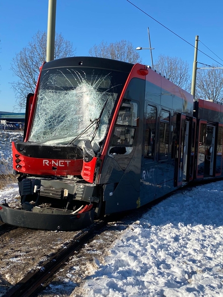 De 5012 van lijn 17 is vanmorgen op de 3107 van lijn 16 gebotst.