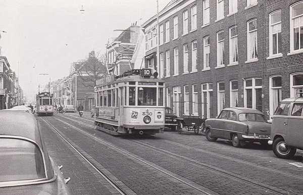Komingsstraat Den Haag. Lijn 10 richting Prins Mauritslaan.