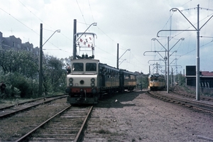 Op 11 mei 1974 komt een NS-diesellocomotief met enkele NS-blokken