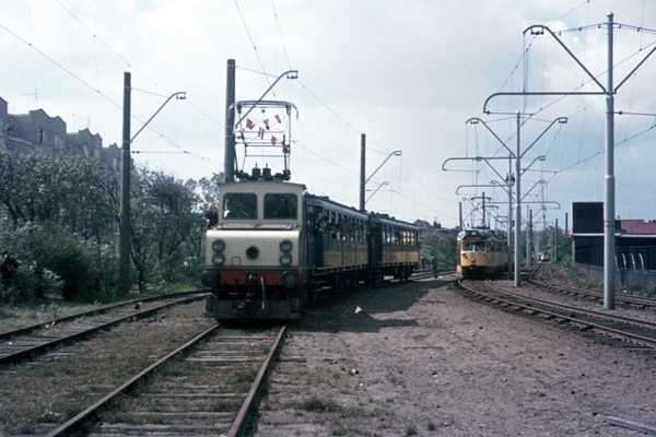 Op 11 mei 1974 komt een NS-diesellocomotief met enkele NS-blokken