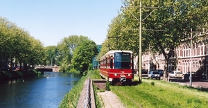 HTM 6098 on route 11 approaches Weimarstraat tram stop. 10-05-200