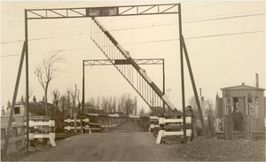 1928. Bewaakte spoorwegovergang Veenweg gezien vanuit Nootdorp in