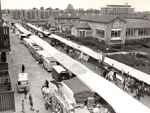 1965 - dinsdag marktdag in de Rijnlandstraat. Voorheen was dat op