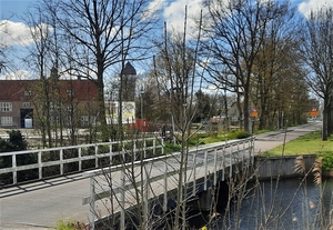 Brielle het bruggetje over het Spui op, om via de Plantage bij de