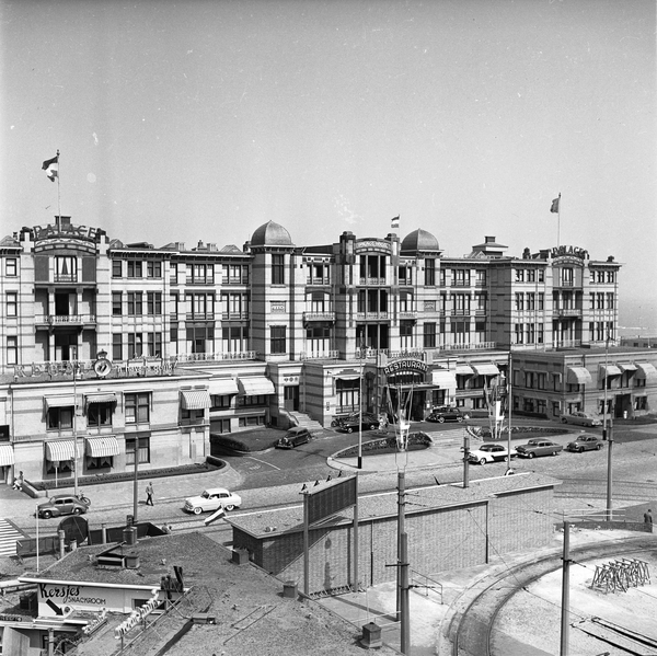 Den Haag-Scheveningen. Gevers Deynootweg met het Palace Hotel. Li