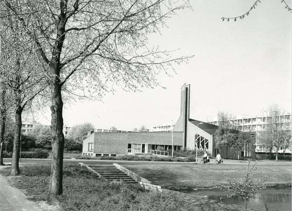 Kruisheuvelkerk gezien vanaf de Dobbelaan in westelijke richting.