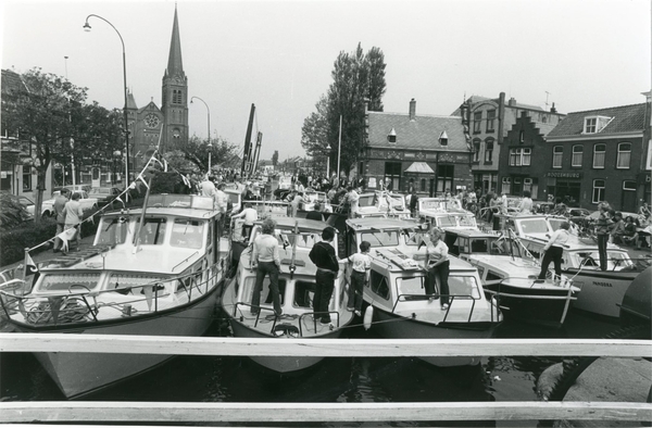 Links Sluiskant, rechts Sluisplein, gezien vanaf de brug bij de D