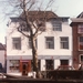 maart 1983. Sluisplein 1, supermarkt van Blonk, gezien vanaf de S