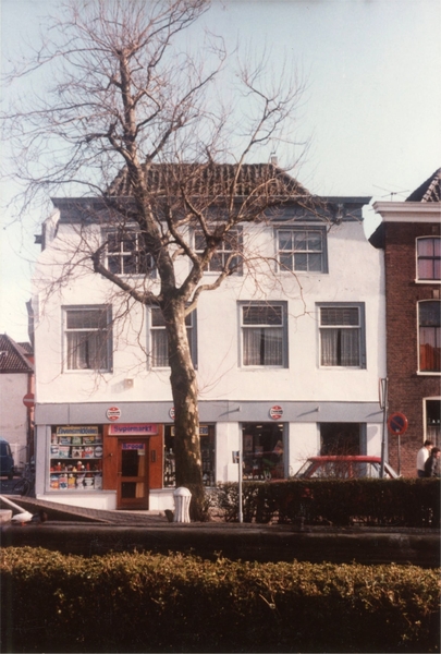maart 1983. Sluisplein 1, supermarkt van Blonk, gezien vanaf de S