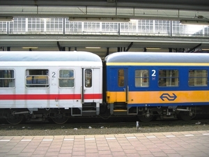 DB 84-90 018 gekoppeld met NS 82-37 062 in Amersfoort op 31-1-200