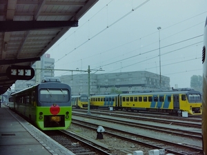De groene 3222 van Noordnet staat in Groningen gereed om de NVBS 