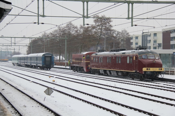 Rangeren met motorpost 3031 van het Spoorwegmuseum en VSM 2299 te