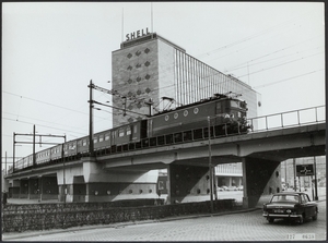 De 1160 op het luchtspoor bij Hofplein richting Blaak,