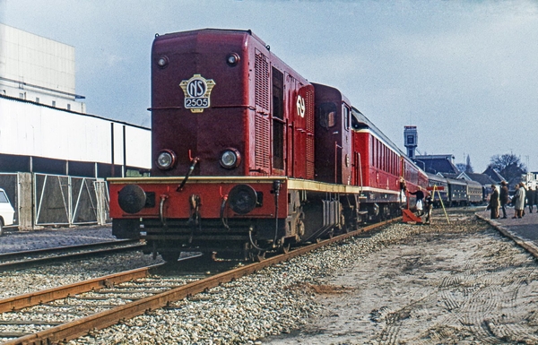 NS 2505 en reisbureau voorlichtingstrein met o.a. DR Pullmanrijtu