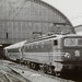 NS loc 1307 met een D-trein op Amsterdam CS op 26 juni 1962,