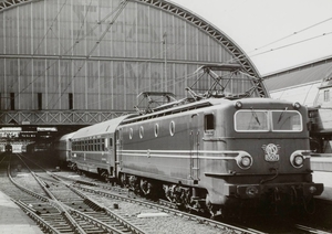 NS loc 1307 met een D-trein op Amsterdam CS op 26 juni 1962,
