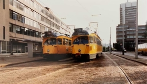 1001 en 1116 op de Turfmarkt naast de Oosthoek abri.(13-6-1983),