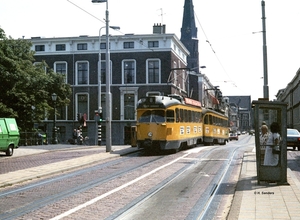 1340 met een onbekende 2100 komt uit de Parkstraat bij de halte M