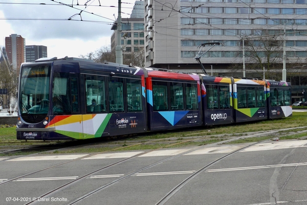 2132 Hofplein lijn 25 (884) met sponsor teksten 2.07-04-2021