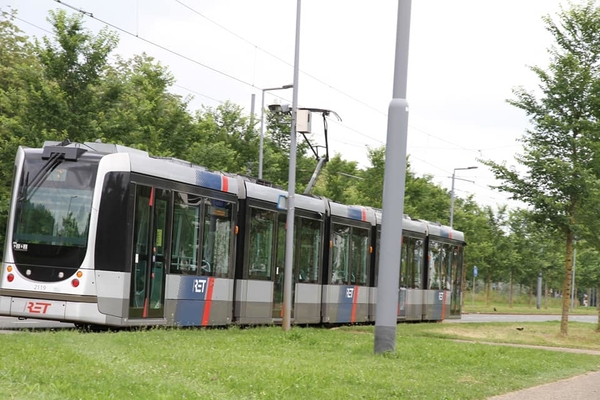 Burgemeester Oudlaan in Rotterdam het is rijtuig 2119 van lijn 7 