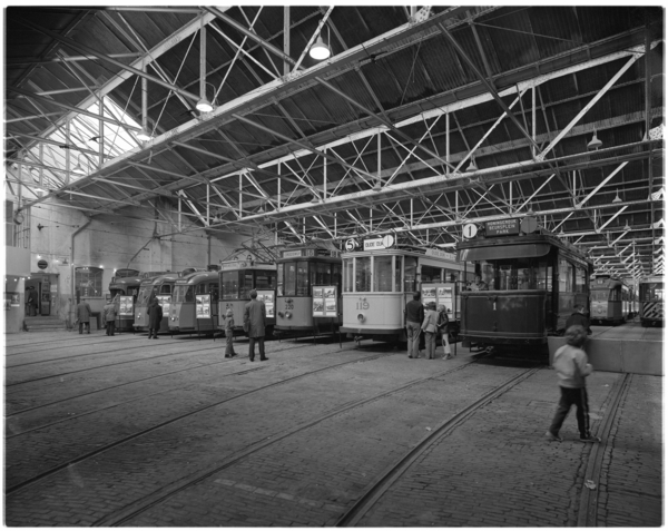 Historische trams in de tramremise Delfshaven, 1972.