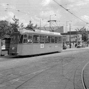 8 Stationsplein. Opstelspoor aan de oostzijde, dak van De Doelen 