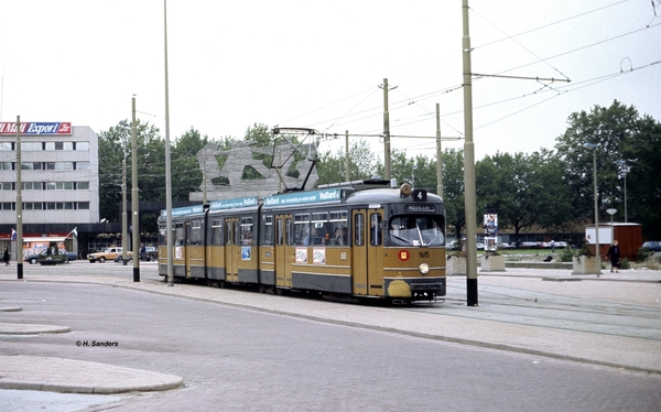 1615 op het Stationsplein Rotterdam CS, onderweg als lijn 4 naar 