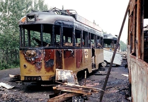 RET 112 op de sloperij aan de Benedenrijweg in Rotterdam-IJsselmo