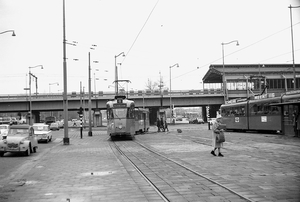 RET 134 + 1031 aan de halte Blaak. Het station Blaak op de achter