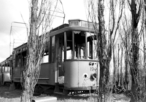 RET 194 op de sloperij aan de Benedenrijweg in Rotterdam-IJsselmo