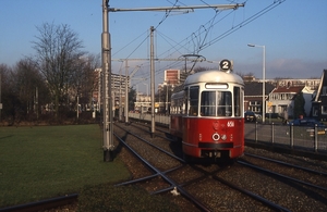 Weense tramstel 656 tijdens vertrek van de halte van achteren gez