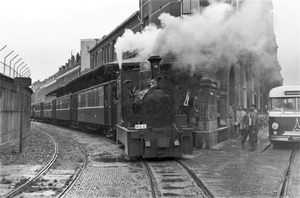 De allerlaatste stoomtram voor passagiers, getrokken door loc 56,