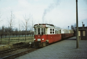 De MABD 1602 vertrekt te Spijkenisse met drie rijtuigen naar Oost