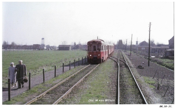 De MABD 1804 Kievit met tram heeft net station Spijkenisse verlat