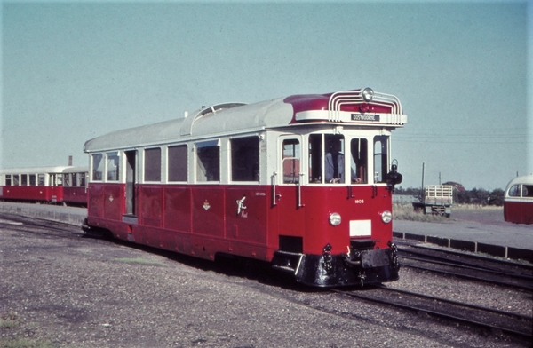 Een foto van het RoVM van de MABD 1803 die omloopt op station Oos
