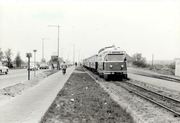 Hoogvliet 1964 05 16 De M1805 Meeuw met de rijtuigen 1511 + 1517 