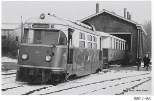 M1806 Bergeend die de rijtuigen AB1513-B155 bij de remise in Oost