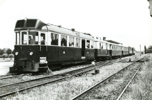 RTM M1502 (later M1802) met tram Station Spijkenisse 08-06-1951