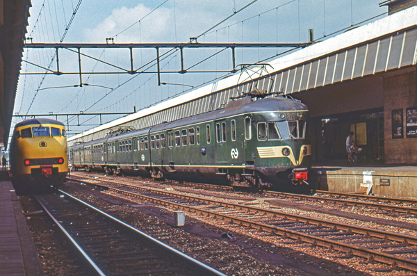 NS mat. 46 viertje en mat. 64 Rotterdam Centraal zomer 1973