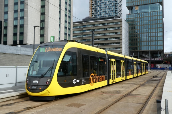 Qbuzz 6058, een 7-delige CAF op lijn 61 naar IJsselstein.15-03-20